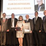 De gauche à droite : Marlène Bisson (directrice des opérations et commissaire industrielle DENB), André Spénard (député de Beauce-Nord), Pierre Cliche (récipiendaire), Ghislaine Crête (conjointe de M. Cliche), Richard Lehoux (préfet MRC Nouvelle-Beauce), André Bonneville (président DENB), Claude Drouin (directeur du développement des affaires et commissaire industriel DENB)